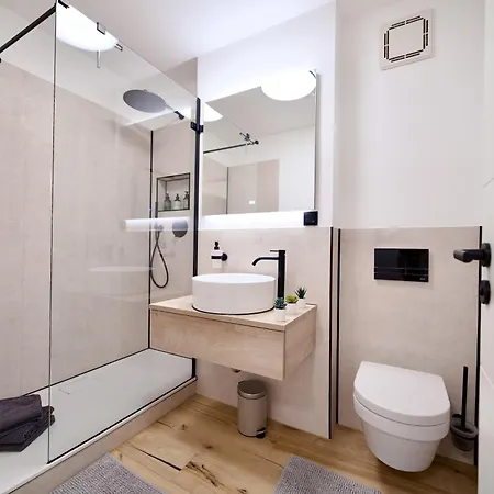 شقة Edler Wohnraum Design-apartment Mit Balkon, Boxspringbett, Miele-kaffeevollautomat, Lift, Parkplatz & Wlan 569 Mbps *