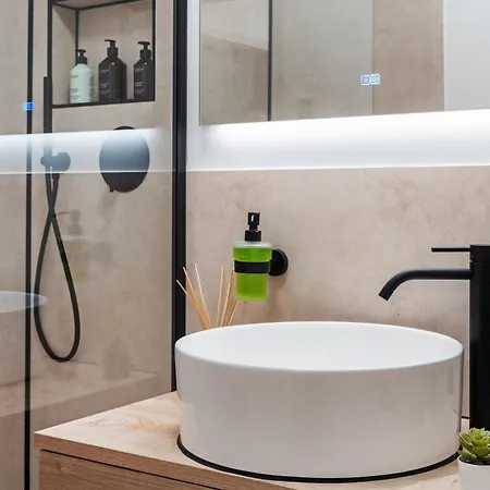 Edler Wohnraum Elegantes Mit Balkon, Boxspringbett, Kaffeevollautomat, Lift & Parkplatz