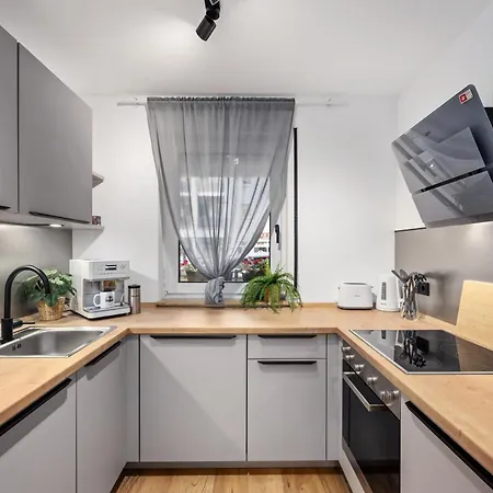 Edler Wohnraum Design-apartment Mit Balkon, Boxspringbett, Miele-kaffeevollautomat, Lift, Parkplatz & Wlan 569 Mbps شقة *