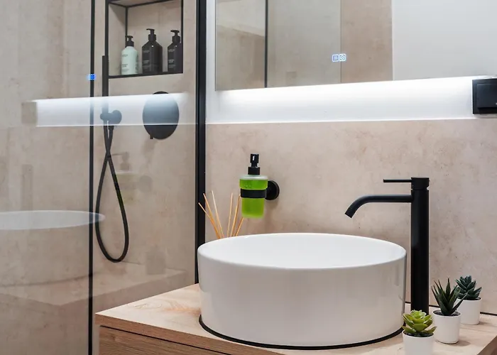 Edler Wohnraum Elegantes Mit Balkon, Boxspringbett, Kaffeevollautomat, Lift & Parkplatz