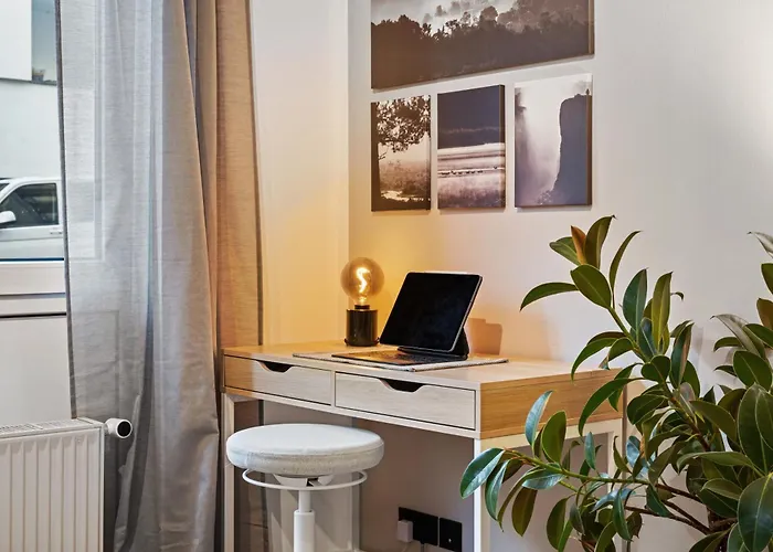 Edler Wohnraum Elegantes Mit Balkon, Boxspringbett, Kaffeevollautomat, Lift & Parkplatz * شيمنيتز